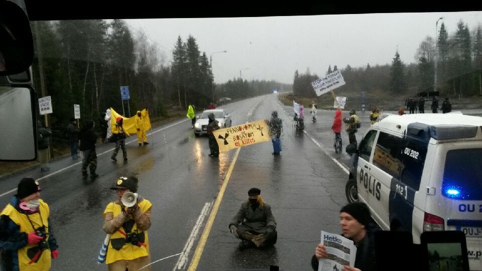 Ydinvoiman vastustajat pysäyttivät liikennettä.