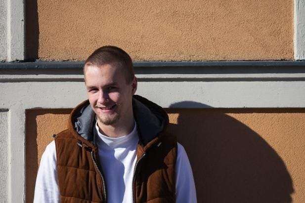 Jere Bymanin toiveena on päästä puhumaan pelimaailmasta koulujen vanhempainiltojen lisäksi myös avoimiin tilaisuuksiin ja esimerkiksi opetusalan messuille. KUVA: JARNO PELLINEN