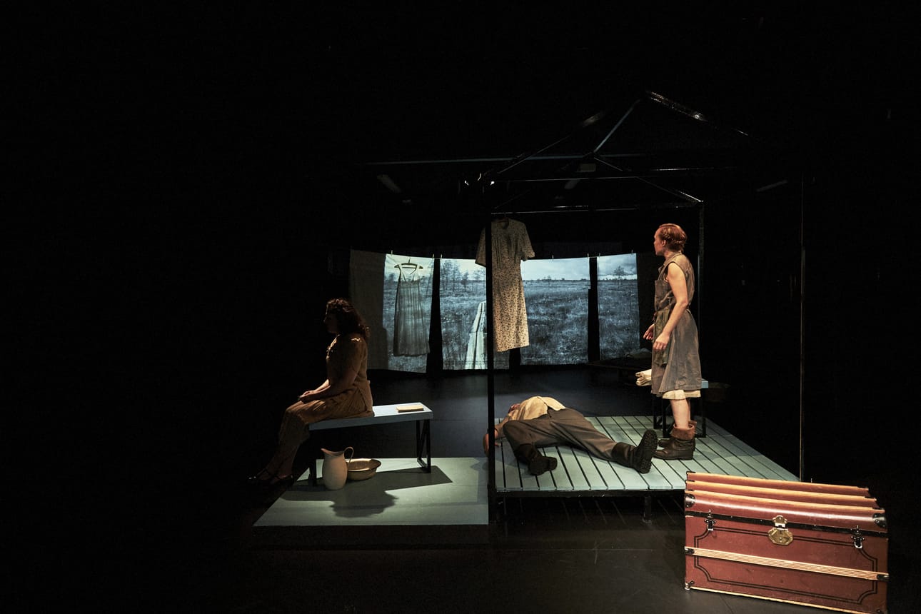 Rovaniemen teatteri on dramatisoinut uutuusesityksen Minna Rytisalon romaanista Lempi. Näyttämöllä Paula Miettinen (vas.), Miika Muranen ja Helka Periaho.