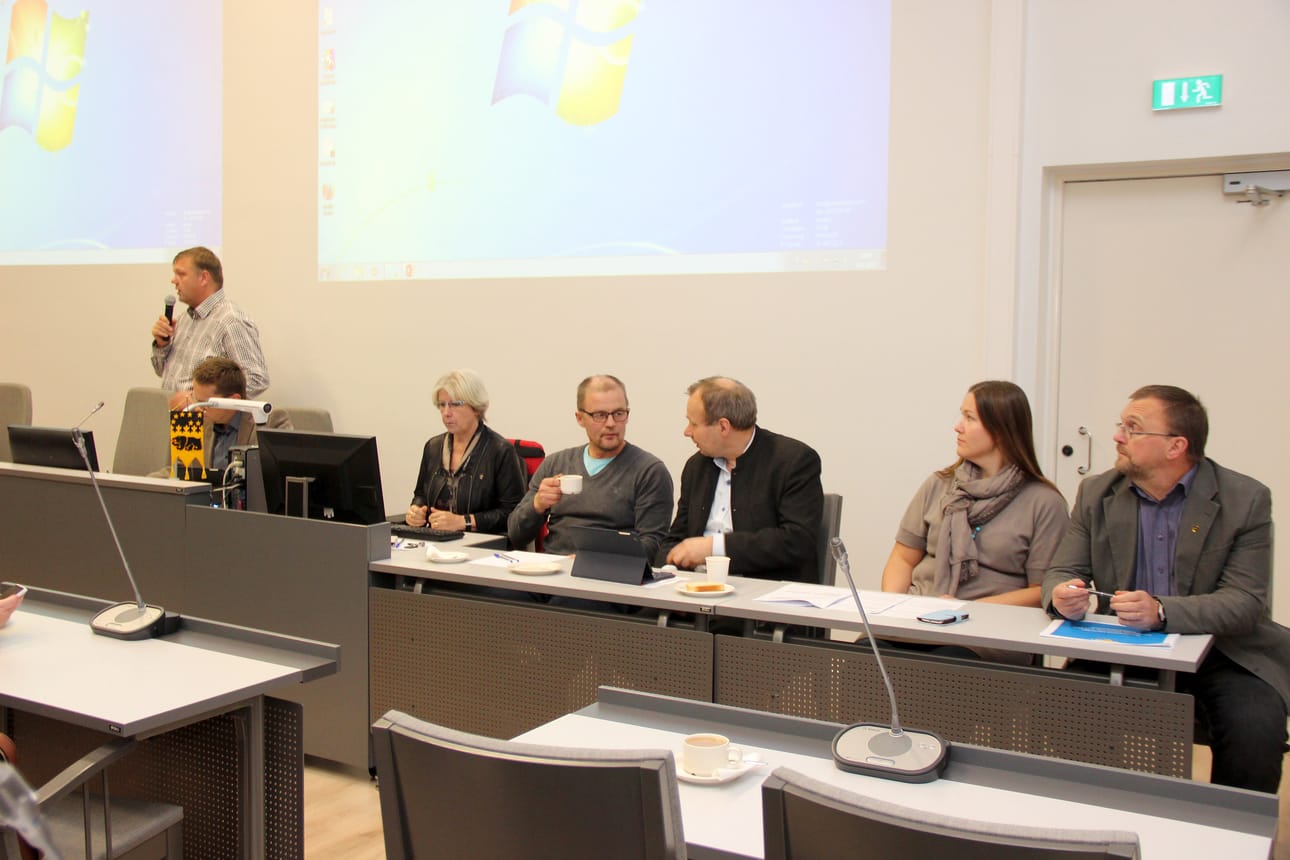 Vastaamassa kuntalaisten kysymyksiin oli 15 päättäjää ja virkamiestä. Muun muassa: Timo Vähäkuopus, Seija Turpeinen, Vesa Riekki, Jorma Pietiläinen, Mervi Niemi ja Eero Talala.