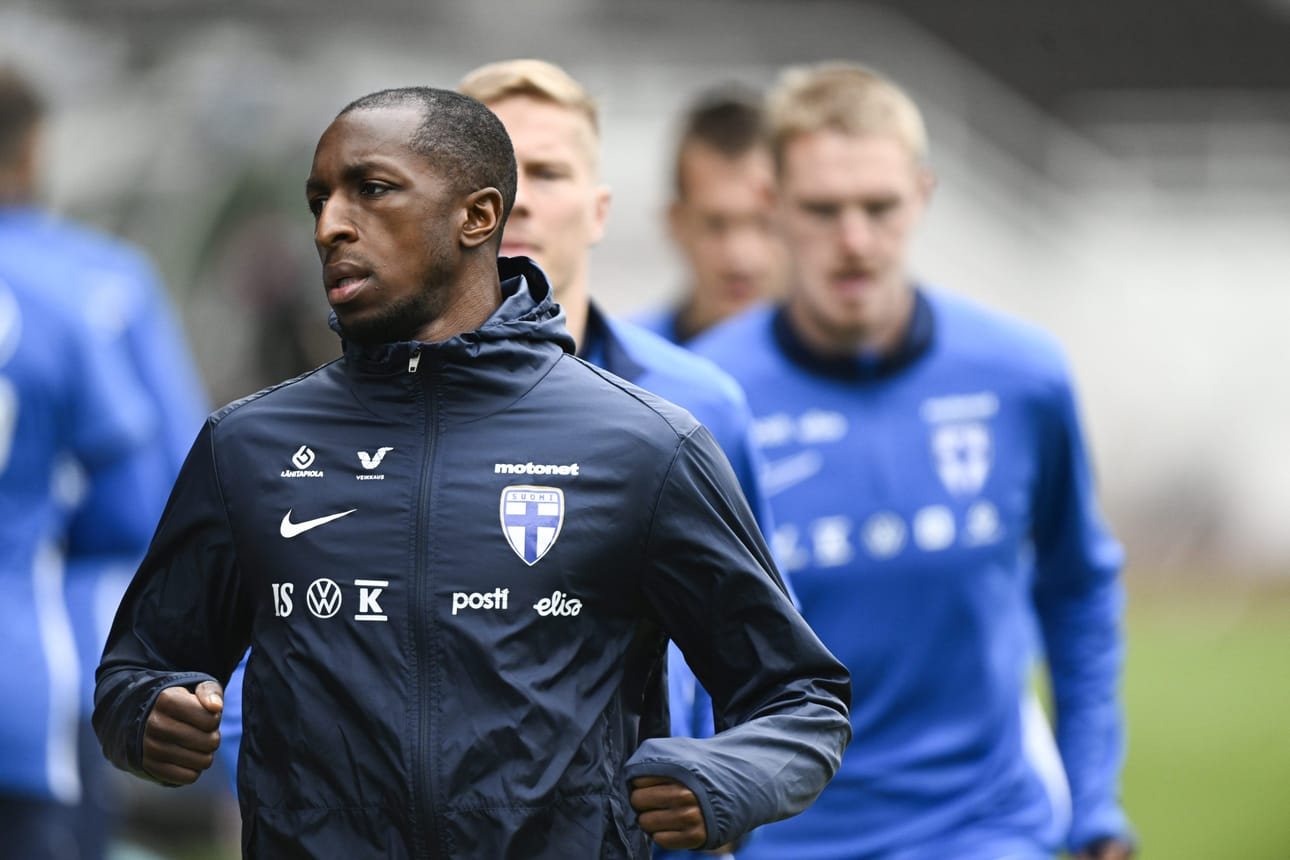Glen Kamara nousee avaukseen Puolaa vastaan. LEHTIKUVA / MIKKO STIG