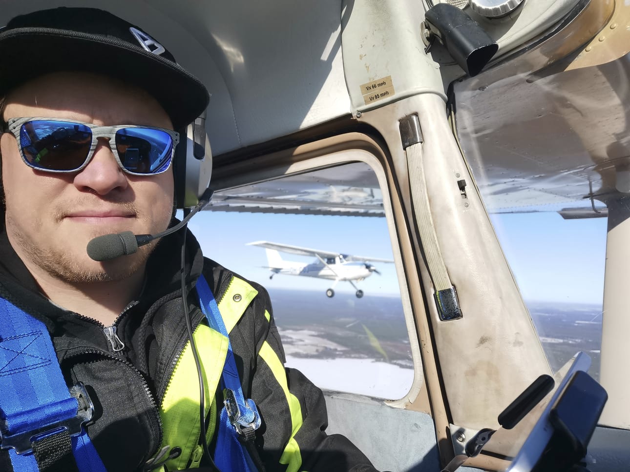 – Kun lähtee lentämään ja pääsee ilmaan, maanpäälliset asiat jäävät taustalle. Ilmassa maailma on niin erilainen. Siellä rentoutuu, sanoo hailuotolais-yrittäjä Timo Ranta.