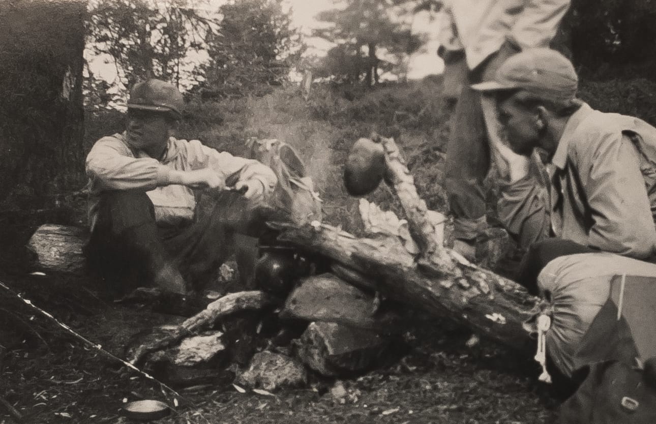 Nokipannukahveilla Konttaisella. Kuvassa Seppo Määttä (vas.) ja Jukka Jyrävä (oik.). (Seppo Määtän arkisto)