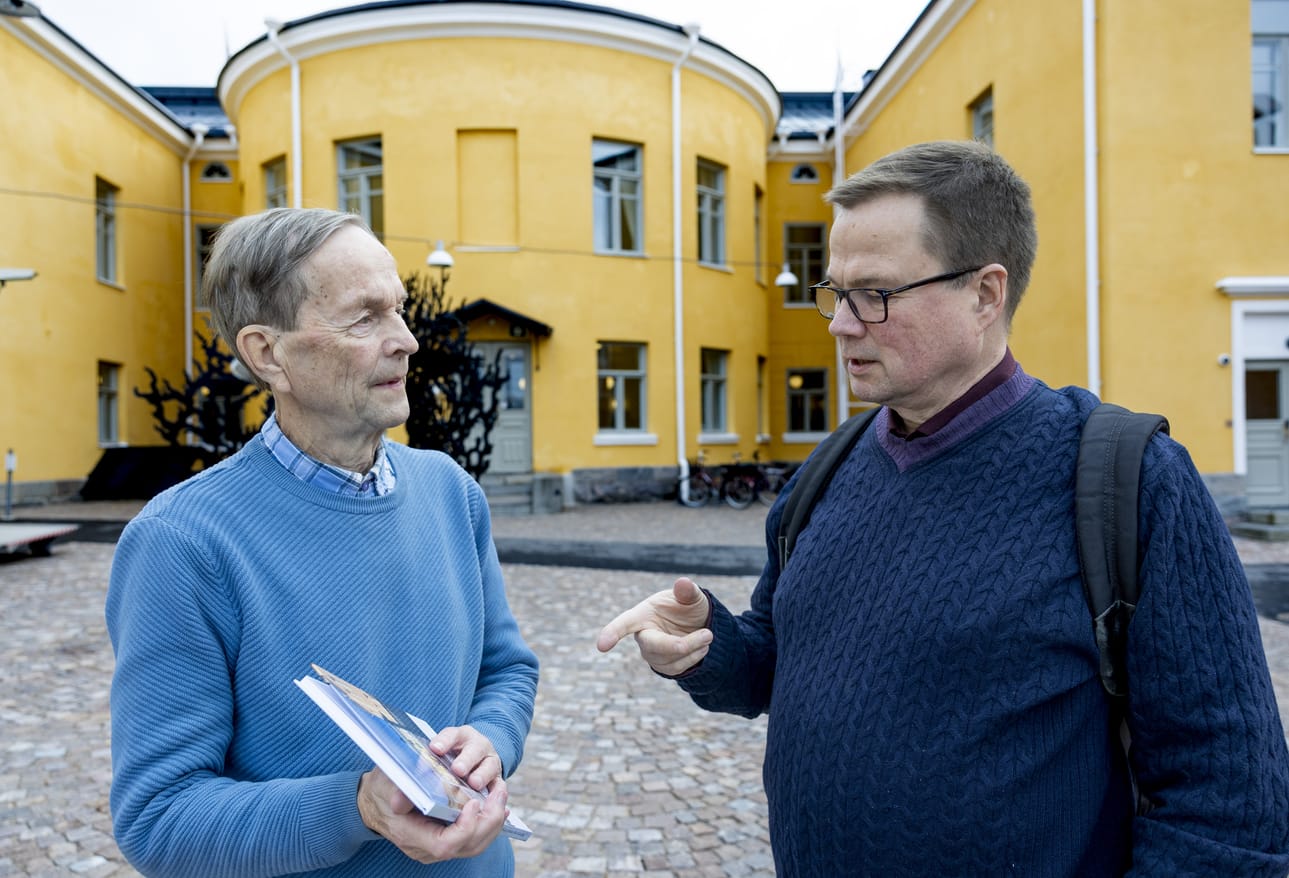 Pekka Anttinen (vas.) on kirjoittanut kirjoja jääpallosta ja Oulu urheilun historiasta. Toimittaja Erkki Hujanen jututti Anttista Oulun lyseon historiasta.