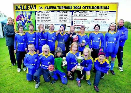 OLS-pohjoisen joukkue ryhmäpotretissa voittoisan turnauksen jälkeen.