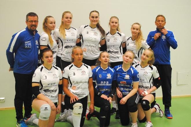 Soinin Tiikereiden A-tyttöjoukkue valmentajiensa Mika Vihman ja Ari-Matti Salon kanssa. Latva-Laturit olivat lomamatkalla ja siksi poissa ensimmäisestä pooliturnauksesta. KUVAT: EEVA-LIISA KULJU