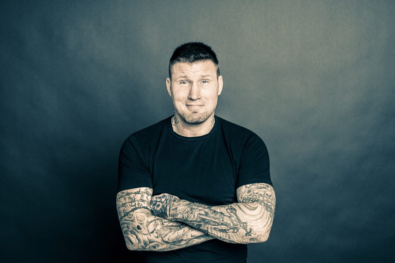 Jarkko Stenius jatkaa elämän kolhimiksi joutuneiden tarinoiden kertomista.