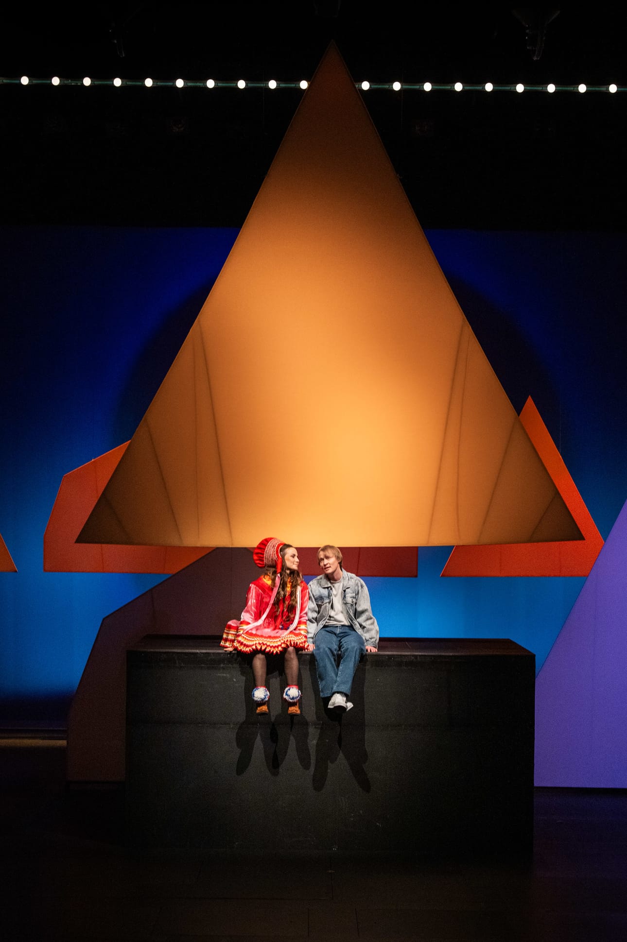 Emil Kárlsenin esittämä Ovllá ja hänen rakastettunsa, Ánne Máddji Heattan esittämä Ánná ovat oopperassa huomion ja tapahtumien keskipisteessä.