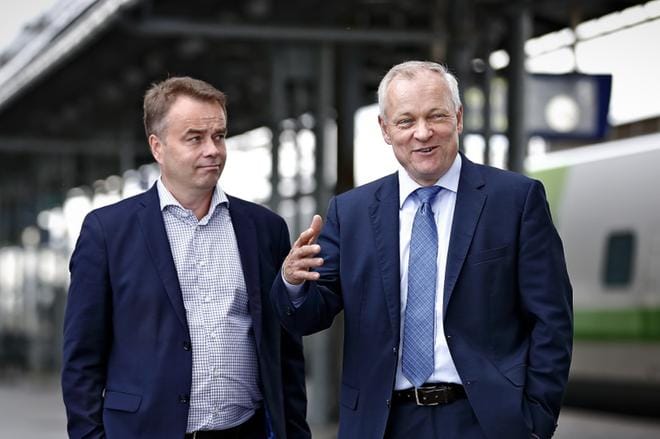Janne Sankelo tuli Kalle Jokista vastaan Seinäjoen asemalle, josta matka jatkui Kauhavan kokoomusosaston syyskauden avajaisiin. KUVA: TOMI KOSONEN