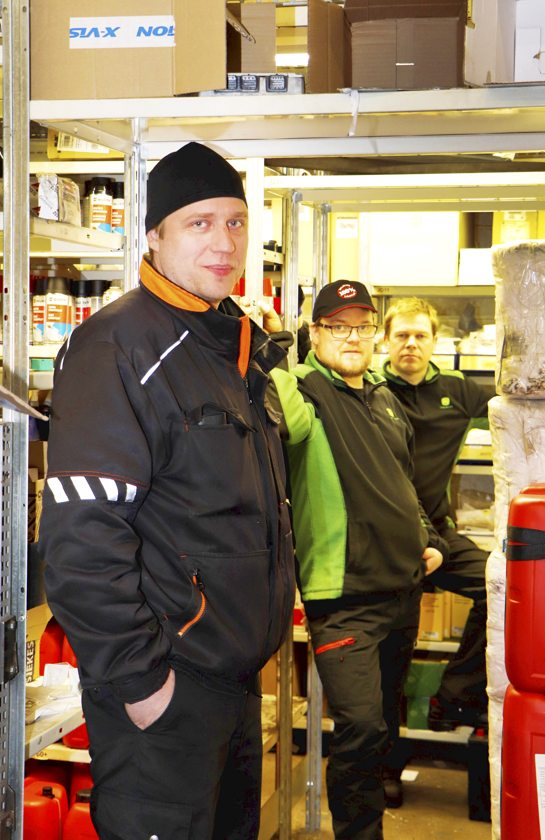 Koskitraktori aloittaa IKH:n tuotteiden myynnin, kertoo yrittäjä Pirkka Ylikoski. Taustalla myyjät Juhani Mattila ja Jari Moilanen.