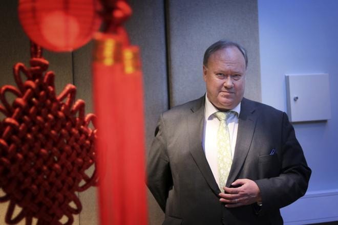 Professori Jukka Salo tähdentää, että Dujiangyan pyrkii konkreettisesti hyötymään ystävyyskaupunkisuhteestaan Ähtärin kanssa. Aiesopimukset on tehty jo koulutuksen, turismin ja yritysyhteistyön lisäämisestä. – Kun tulee uusia asioita, sitten tehdään taas uusia sopimuksia. KUVA: JOHANNA KATAJA