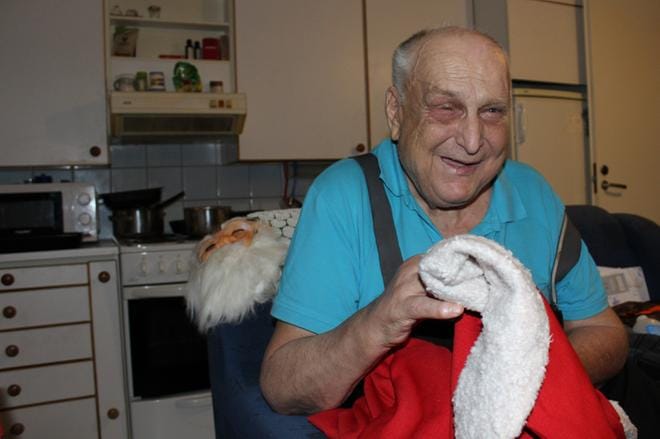 – Tälle asusteelle ei ole enää käyttöä, toteaa isojokelainen Raimo Malin 50 vuotta sitten valmistetusta joulupukin takistaan. KUVA: TAUNO RIIHILUOMA