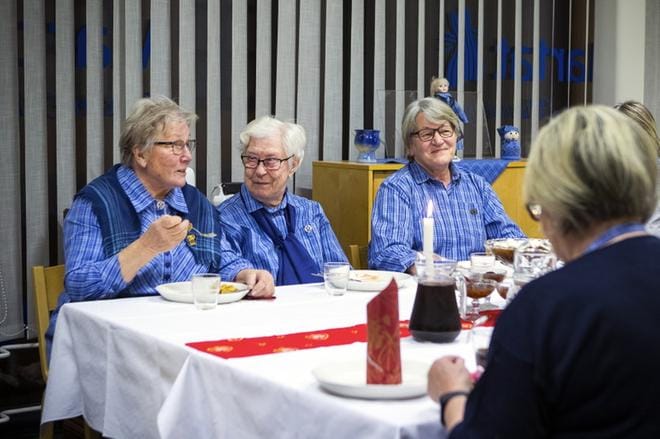 Kerttu Hautalan, Lena Korven ja Ritva Tammiston lapsuuden joulujen maut ovat pitkälti samoja, joita tämänkin päivän joulupöydistä löytyy. KUVAT: JARNO PELLINEN