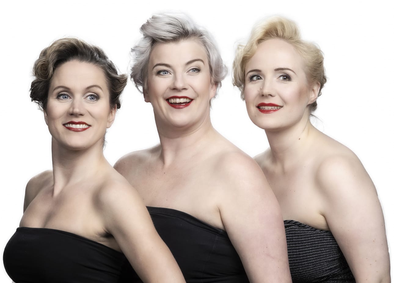 30-luvun köyhistä kotioloista nousi glamouria hehkuva ihailtu trio Harmony Sisters. Raahessa nähtävän musiikkinäytelmän rooleissa esiintyvät Tiina Iisala, Maiju Jokinen, Neija Välilä ja Jari Silventoinen.