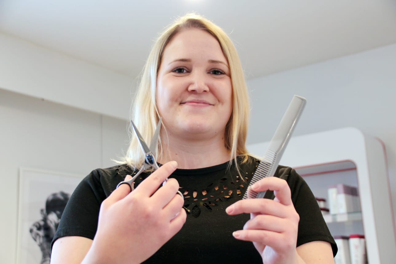 Julia Aho ei pelännyt yrittäjyyden haasteita, vaan perusti oman kampaamon Siikajoenkylälle. Hän ei ole katunut päivääkään.