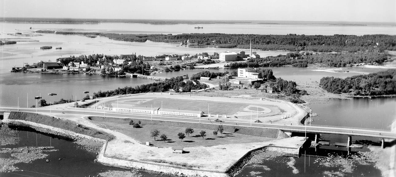 Raatin urheilukenttä valmistui vuonna 1953, uimahalli ja pääkatsomo myöhemmin vuonna 1959. Ilmakuvan on ottanut Veljekset Karhumäki. Kuva kuuluu Uuno Laukan arkistokuviin Pohjois-Pohjanmaan museossa.