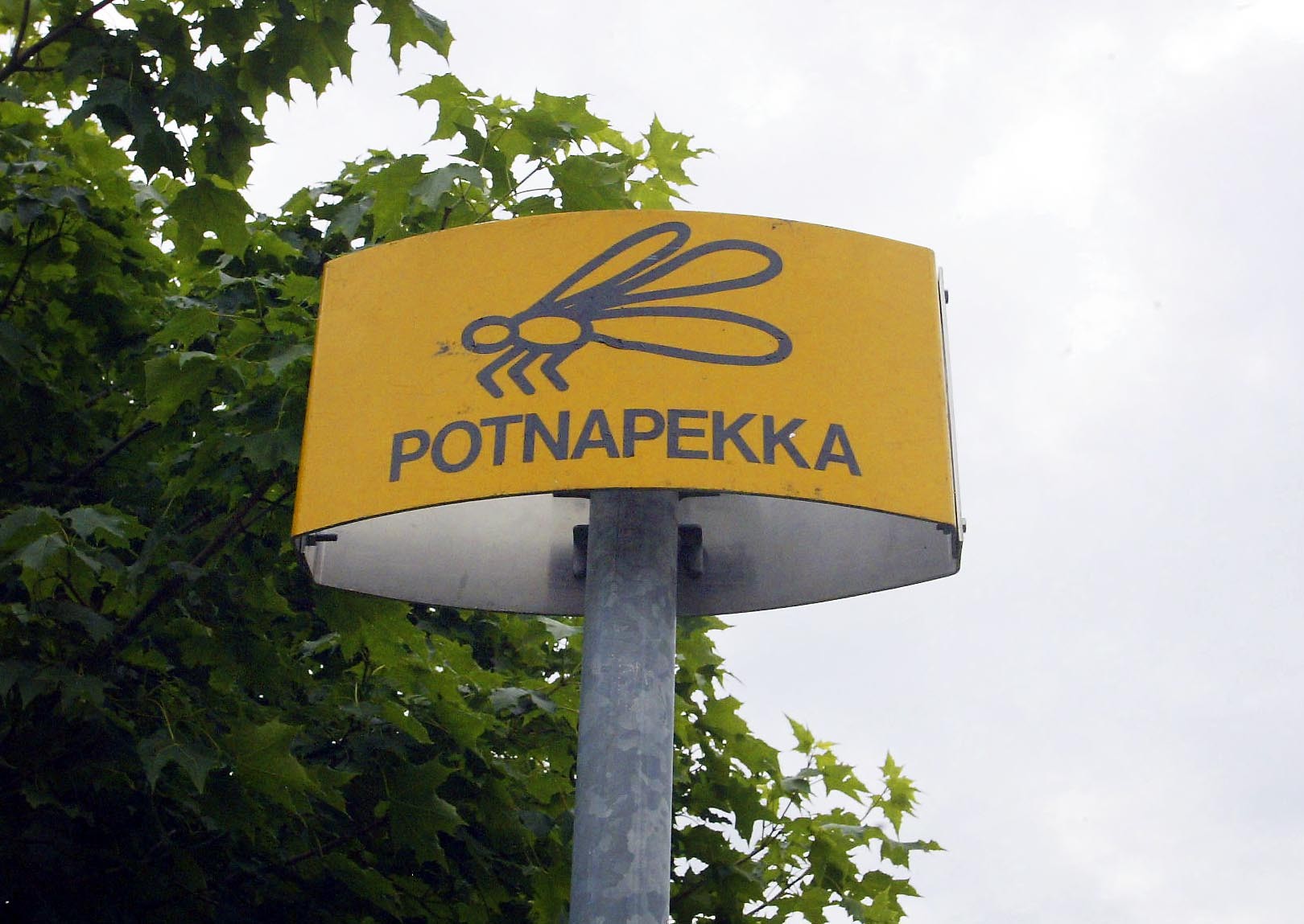 Minijuna pysähtyy Oulussa potnapekka-kylttien kohdalla. Juna liikennöi  juhannuksen jälkeen, sitä ennen se on tilausajossa.