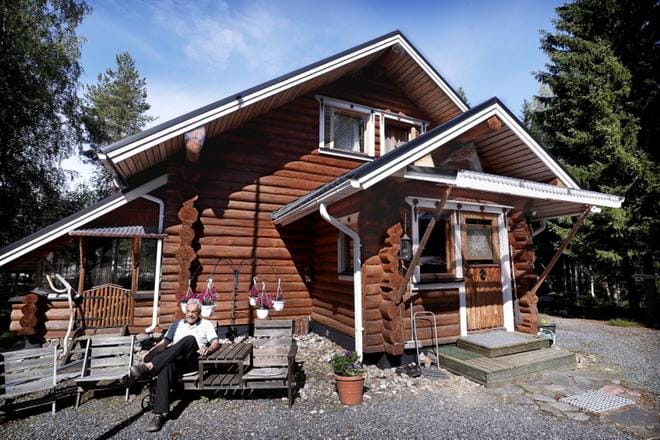 Teuvalta tonttinsa ostanut Esa Kulmala piti ehtona ostoon sitä, että tontille sai rakentaa hirsitalon. KUVAT: JOUKO HÄNNINEN