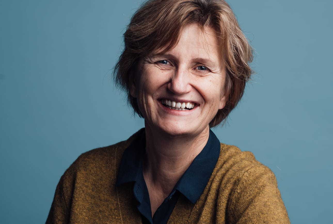 Minna Lindgren on kirjailija ja toimittaja, joka on kirjoittanut tietokirjojen ohella romaaneja. Hän on myös kirjoittanut librettoja muun muassa Iiro Rantalan säveltämiin oopperoihin.