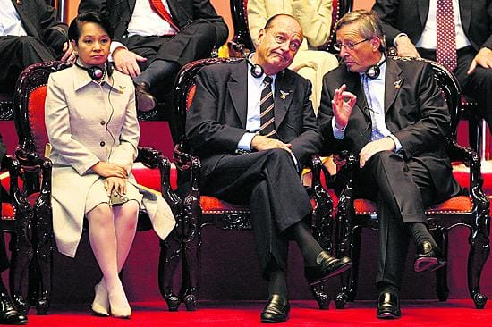 Filippiinien presidentti Gloria Macapagal Arroyo, Ranskan presidentti Jacques Chirac ja Luxemburgin pääministeri Jean-Clauden Juncker edellisen Asem-huippukokouksen avajaisissa Hanoissa vuonna 2004.