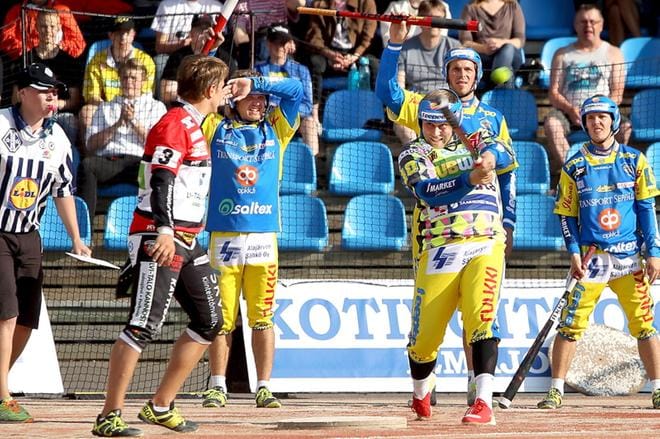 Ankkureiden jokerilyöjä Markus Hallasuo (oik.) oli joukkueensa tehopelaaja. Koskenkorvan syöttölautasen ääreen oli palannut Juho Hakomäki. KUVA: HEIKKI HAKANEN