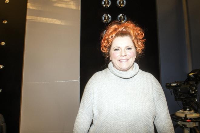 Kiti Kokkonen pesi meikit pois ja vaihtoi vaatteet Putouksen suoran lähetyksen jälkeen. "Sunnuntaina väsyttää", hän sanoo. KUVAT: KIMMO PENTTINEN