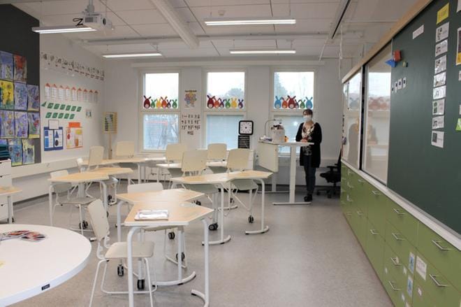Vararehtori Minna Laitinen uuden laajennusosan luokassa, jossa opetetaan Kantakaupunkin koulun ekaluokkalaisia. KUVA: LOTTA KALLIO