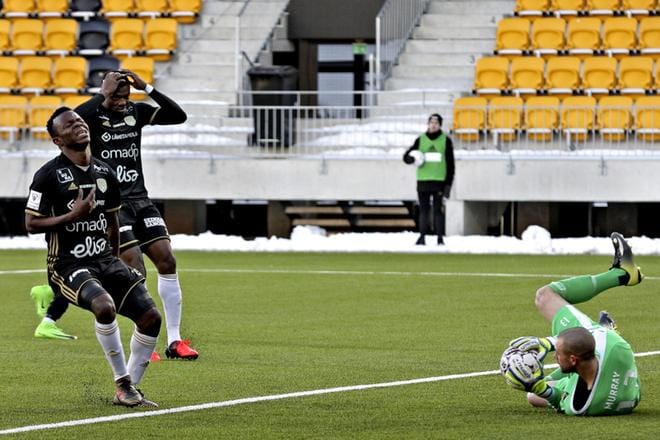 SJK:n Tendeng Emile Paul ja Mboma Aristote eivät halua tänään tuskailla, kuten Suomen cupin puolivälierässä. Kuva: Heikki Hakanen