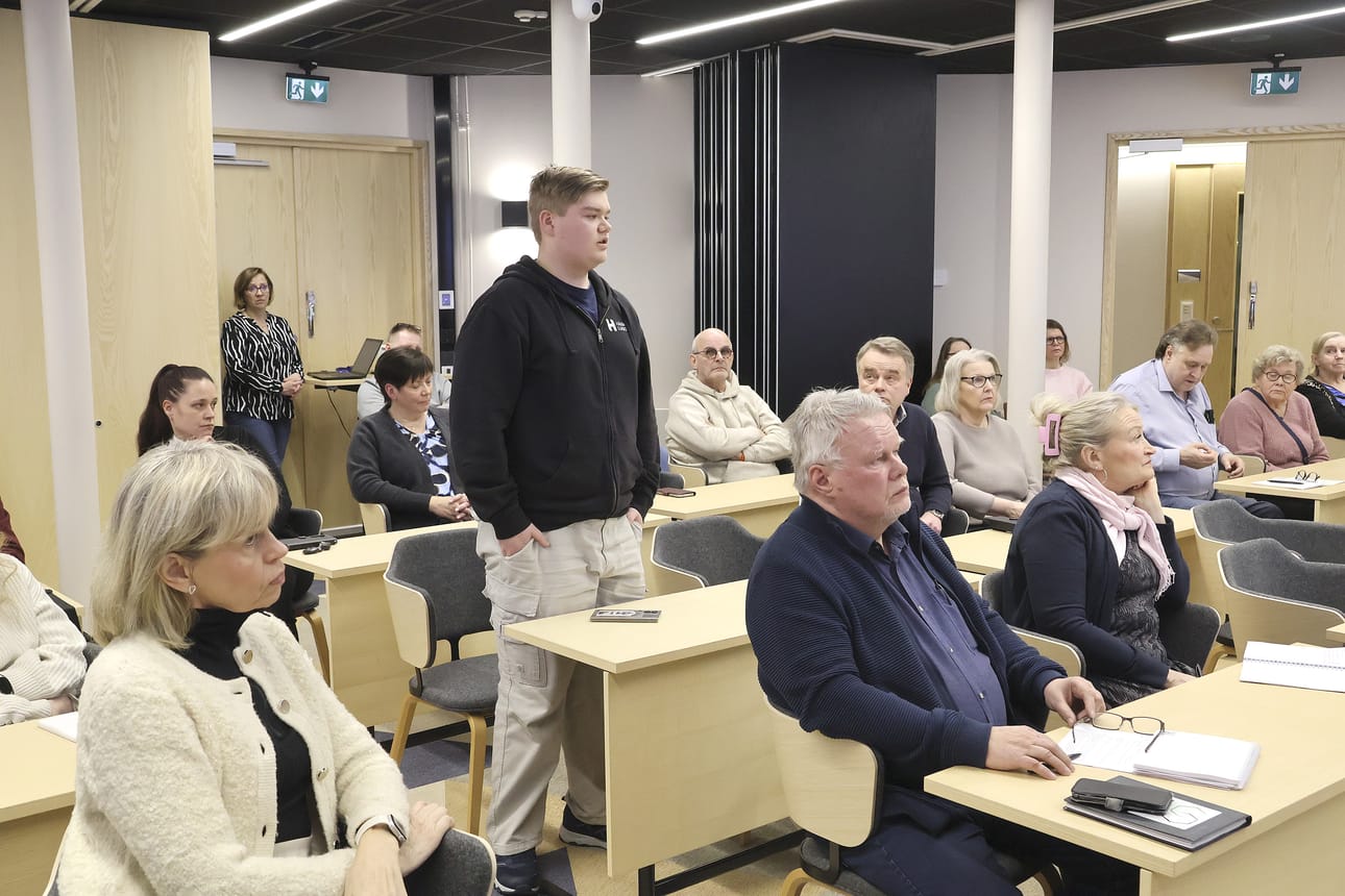Härmän lukion opiskelijakunnan sihteeri Veeti Hippi pohti yhdessä puheenvuorossaan, mahtaisiko Kauhavan koulukeskukseen mahtua Härmän lukion opiskelijoiden lisäksi muista kaupungeista tulevia nuoria, jos sellaisia olisi tulossa.