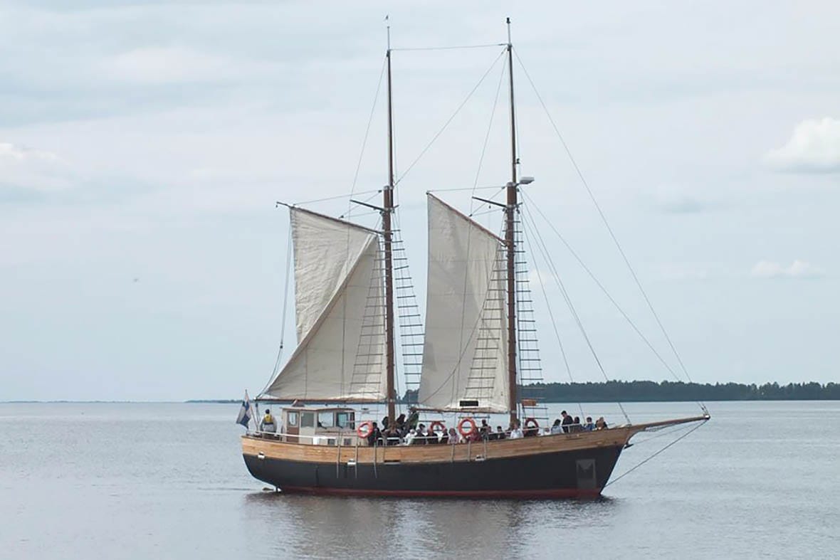 Purjelaiva Jähti on tehty 1800-luvun rannikkoalusten rakennustapaa kunnioittaen.