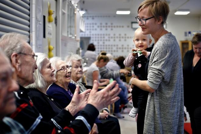Simunanrannan palvelukeskuksen väki ilahtui Hanna Isoluoman ja yksivuotiaan Eevi Ilvesoksan vierailusta. KUVAT: TOMI KOSONEN