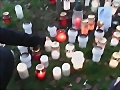Jokelan koulun eteen vietiin kynttilöitä