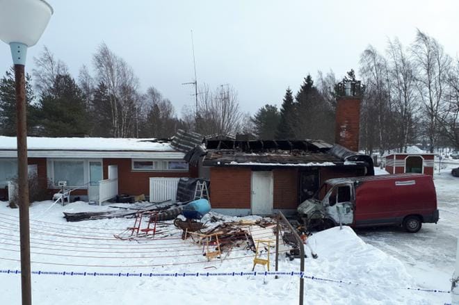 Tulipalo levisi pakettiautosta rivitaloon. KUVA: JORMA HAVULA