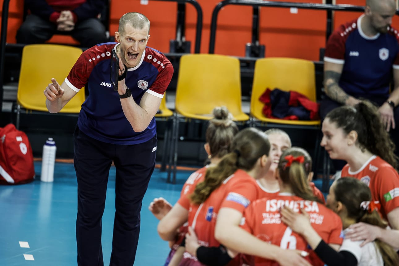 Jukka Lehtosen (vas.) luotsaama Arctic Volley lähti kotivoiton myötä joulutauolle.