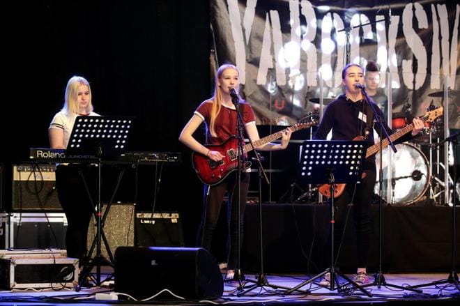 Jalasjärveläinen Lightnings soittaa lauantaina yläasterockin SM-kisoissa kello 15 ja päättää kilpailun. Voittaja ilmoitetaan puoli viiden aikoihin. Tapahtumaa voi seurata myös suorana verkossa. Bändin muodostavat Anna Ala-Välkkilä, Sanni Salomaa, Inari Ruohoniemi ja Milla Männikkö. KUVAT: JOUKO HÄNNINEN