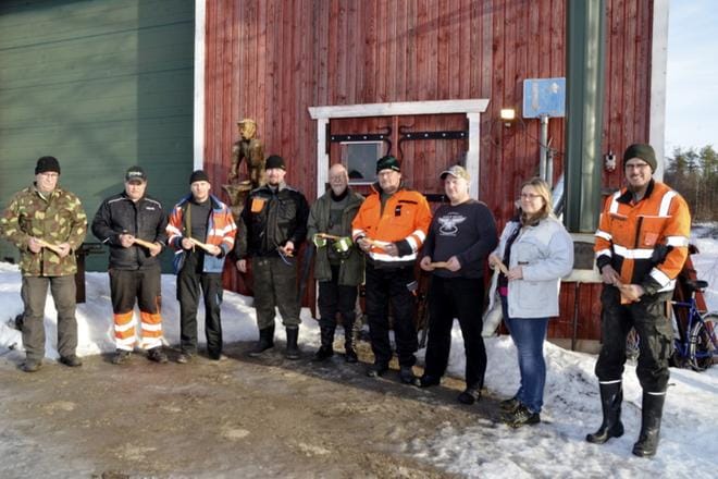 Matti Koponen (vas.), Mikko Salmi, Sami Piirikangas, seppä Kyösti Heikkilä, Asko Tupeli, Veli-Pekka Vesu, Jyrki Toivonen, Maria Peltokangas ja Timo Peiponen kuvattuna puukkokurssilla. KUVAT: MARKKU TURPELA