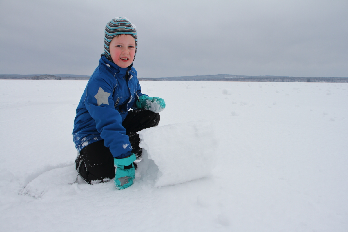 Ekaluokkalainen Topi Oikarinen pääsi ihastelemaan lumirullia, joista suurimmat olivat liki 40-senttiä korkeita.