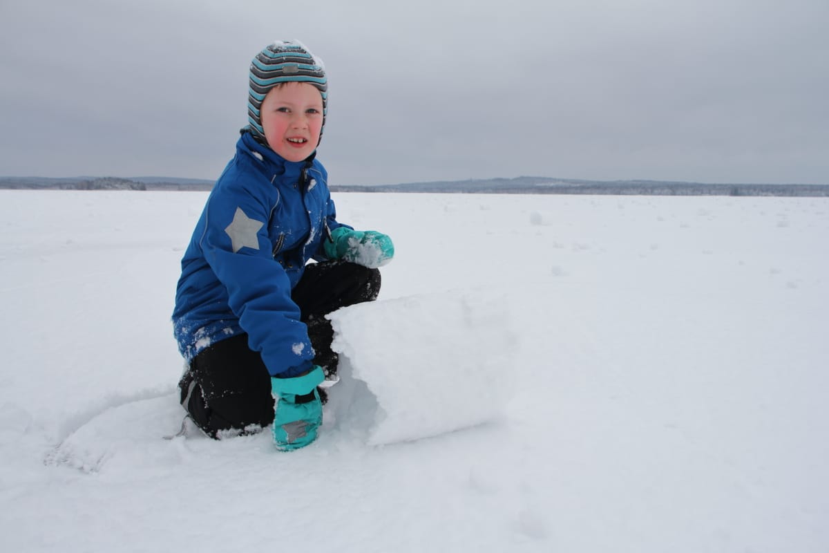 Ekaluokkalainen Topi Oikarinen pääsi ihastelemaan lumirullia, joista suurimmat olivat liki 40-senttiä korkeita.