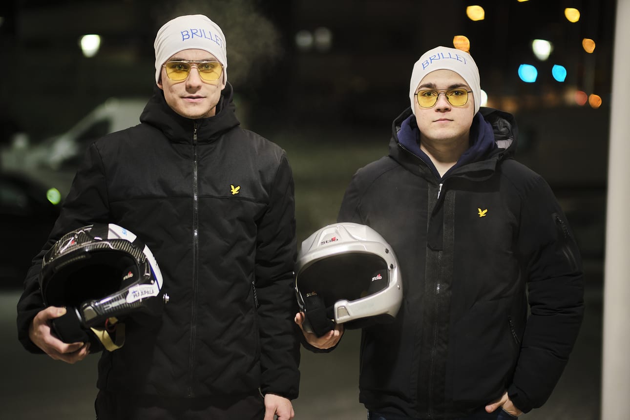 Optimaaliseen näkemiseen kannattaa pyrkiä nyt, kun talvi on taittumassa kevääksi. Sen tietää keltaiset kontrastilasit Brilletistä hankkinut Tuukka Hallia (oik.), joka voitti oman sarjansa Arctic Lapland Rallyssa. – Lasien ansiosta silmät eivät väsy ja hahmotan ajotien reunat ja muodot paremmin, hän kuvailee kartanlukija Antti Haapala (vas.) vierellään.