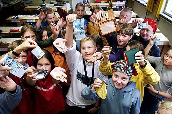 Osa lapsista on onnistunut neuvottelemaan hyvän viikko- ja kuukausirahan. Tytöt nostavat poikia parempaa palkkiota.