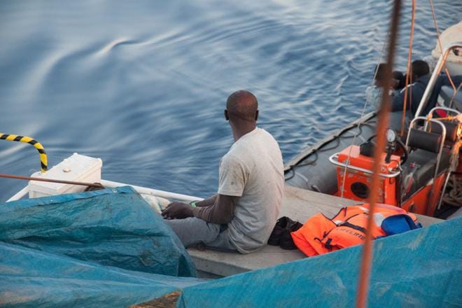 Lifeline-pelastusaluksen kyytiin Välimereltä nostettu mies katseli merta toissaviikolla. KUVA: Mission Lifeline/EPA