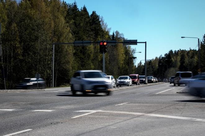Raippaluotoon kulkevalla Alskatintiellä on usein ruuhkaa aamuisin ja iltaisin. Nelikaistaiseksi suunniteltu Alskatintie muuttuu näillä näkymin kilometriä ennen Gerbyn valoristeystä kaksikaistaiseksi, mikä voi lisätä ruuhkajonoja. KUVA: PAULA KASKIMAA