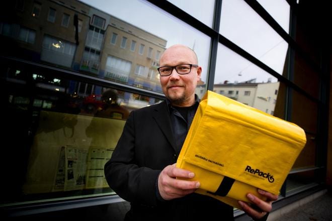 Juha Mäkelä on suunnitellut kierrätyspaketin, joka sai tällä viikolla Pohjoismaiden neuvoston ympäristöpalkinnon. KUVA: JAAKKO ELENIUS