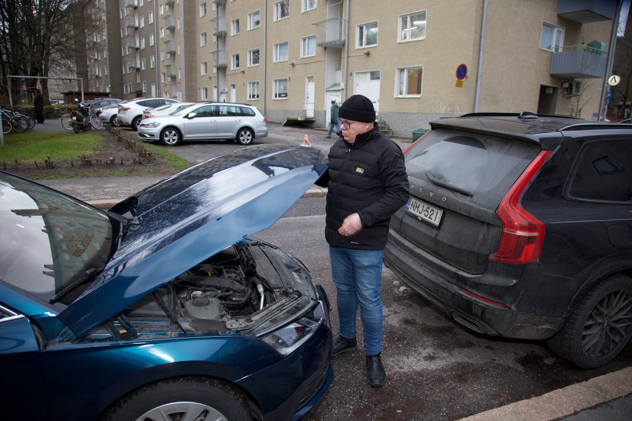 Kaupunkikeskustojen tuntumassa ei riitä autopaikkoja kaikille asukkaille taloyhtiöiden pihoilla. Uusiin taloyhtiöihin niitä tehdään entistä vähemmän.