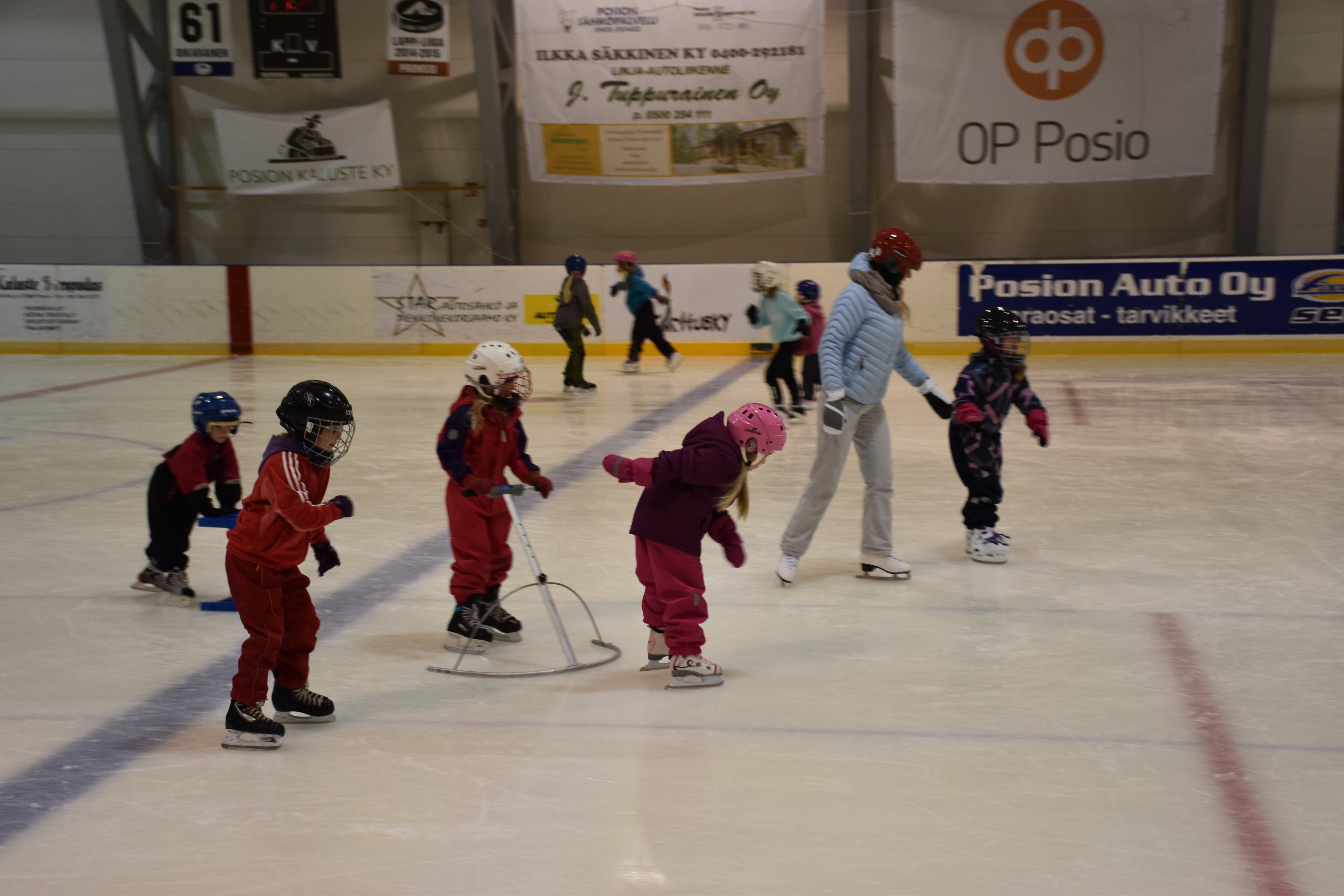 Luistelukerhossa opetellaan luistelemaan. Kerhossa saavat liikuntaa niin lapset kuin heidän luistimilla olevat vanhempansa.