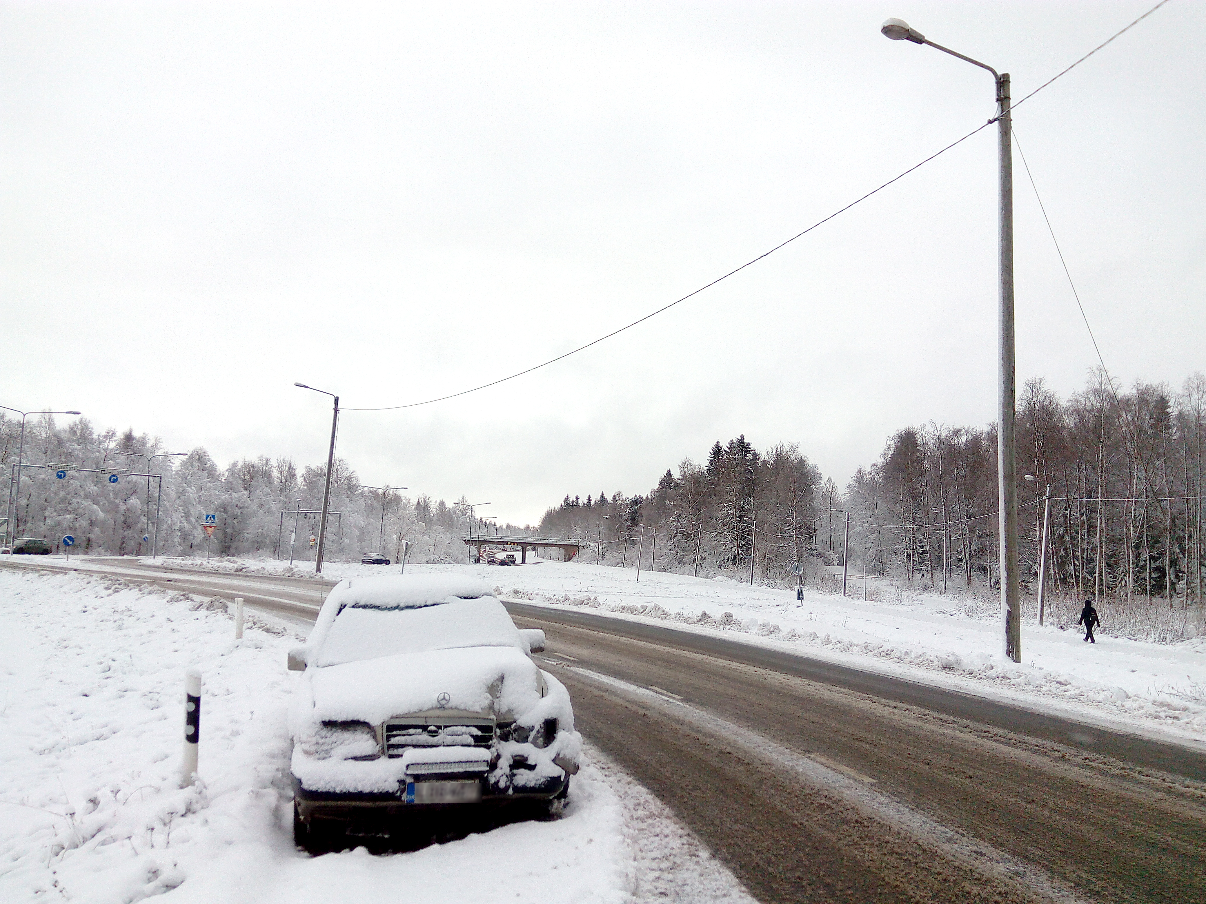 Lumentulo yllätti etenkin kesärenkailla liikkuneet autoilijat. Raahessa sattui useita teiltä suistumisia.
