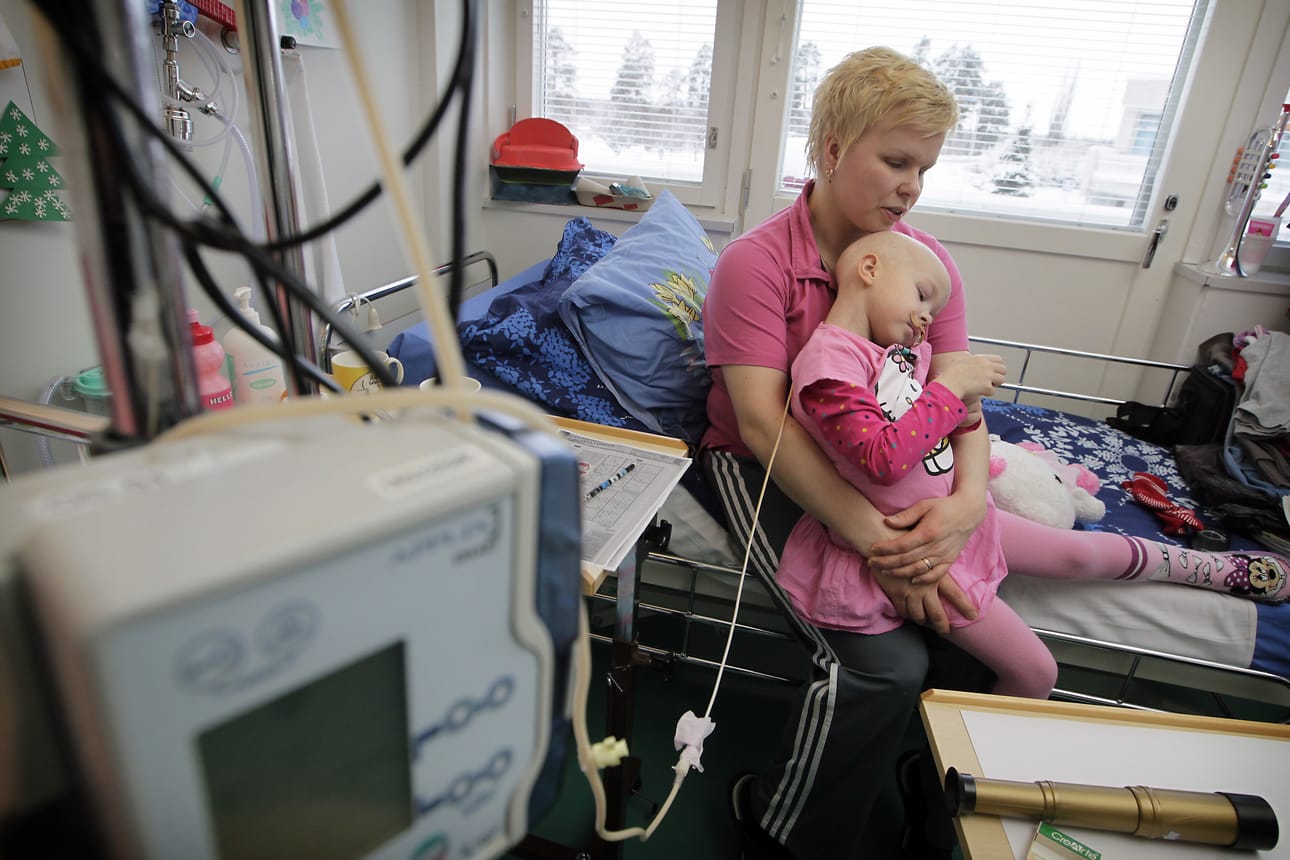Sytostaattihoidot vievät voimia, mutta välillä Henna jaksaa leikkiä. Äiti Tarja Vinblad on tukena sairaalassa myös öisin.