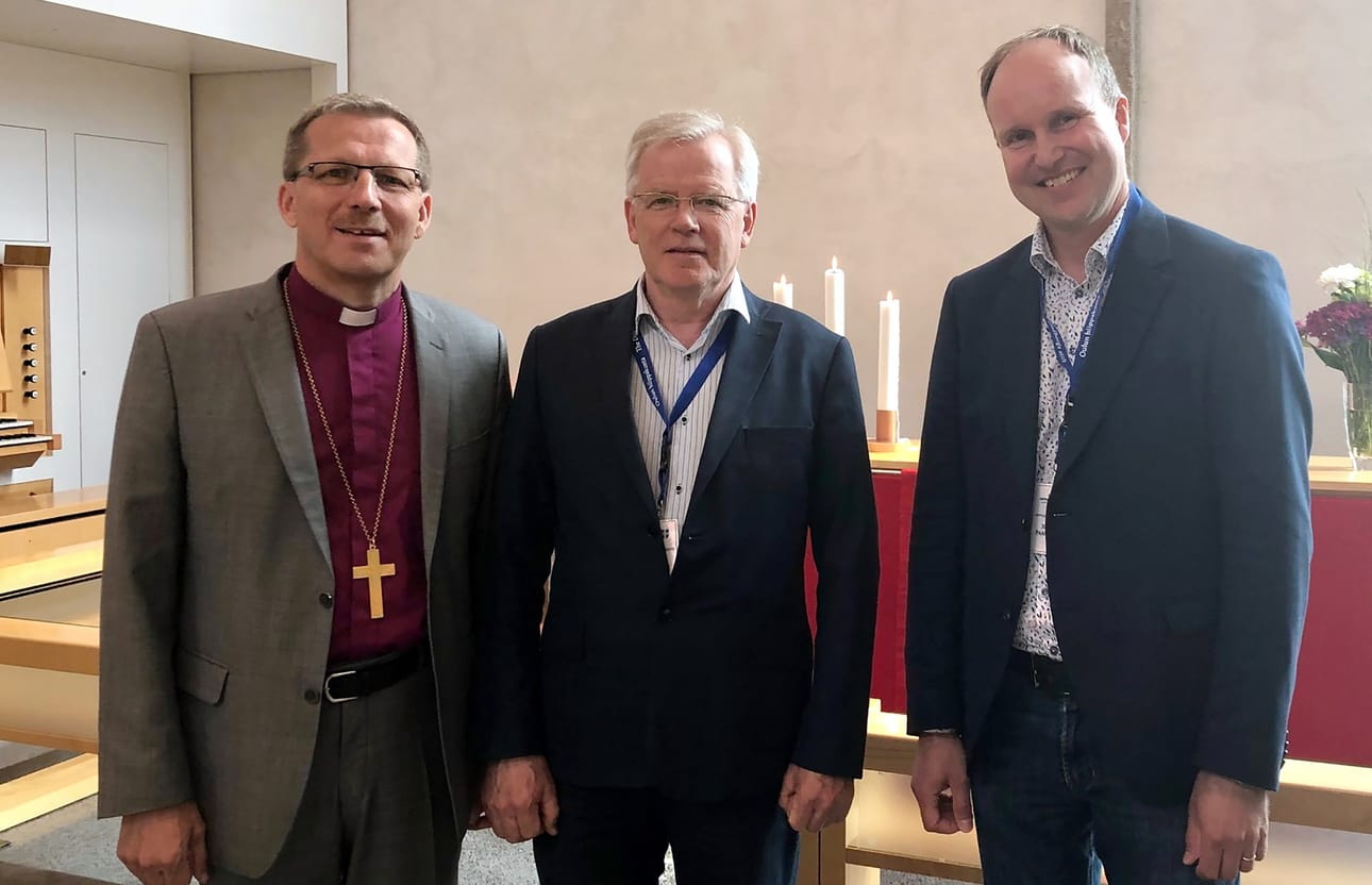 Piispa Jukka Keskitalo arvioit, että koronakevät vaatii myös sopeutustoimia hiippakunnassa. Keskitalon vieressä kuvassa Hannu Kallunki ja Jukka Paananen.