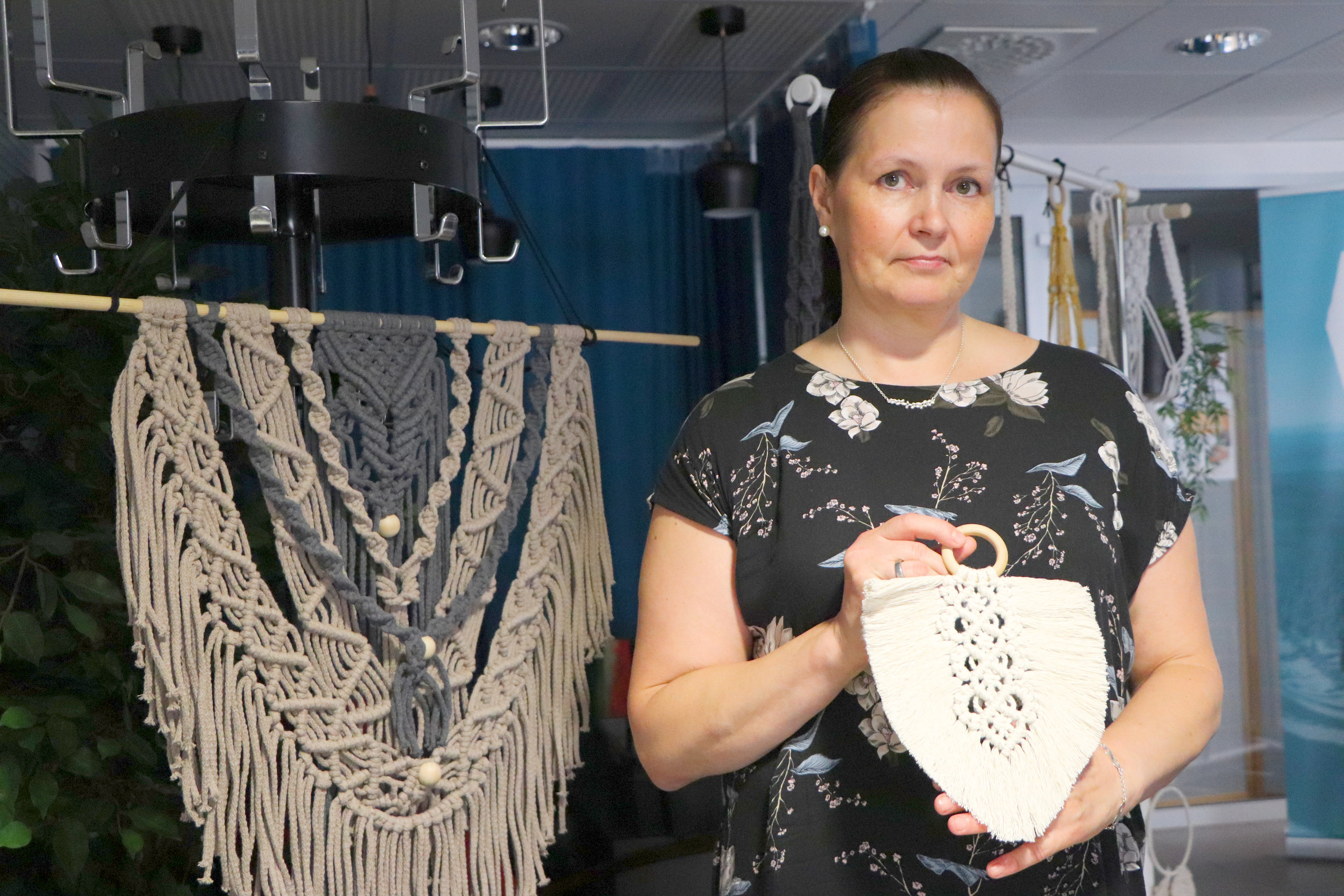 Irma Paavola esitteli makramee-töitään kaupungintalon Taitomessuilla.