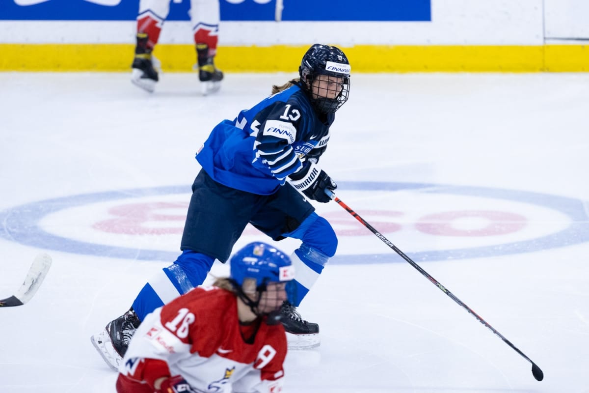 Naisleijonien kuopus, heinäkuussa 16 vuotta täyttänyt Sanni Vanhanen tehtaili uransa ensimmäisen MM-maalin ajassa 35.01, kun hän karkasi jäähyaitiosta läpiajoon.